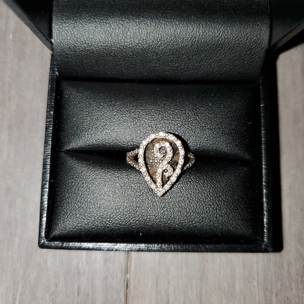 Samuels Jewelers 1/4 tcw diamond ring sz 4
